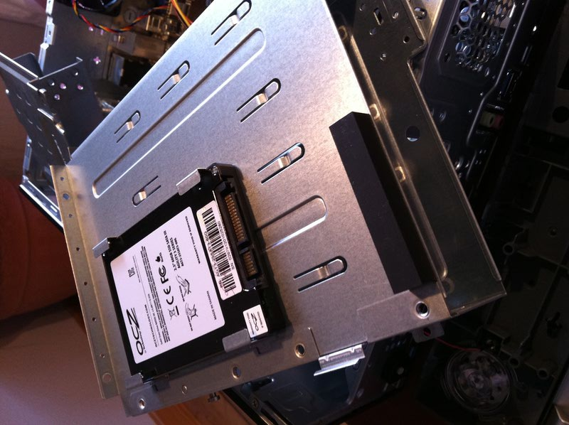 File:ASUS P6-P8H61E S1155 5.25 drive carrier has space for a 2.5 disk underneath.jpg